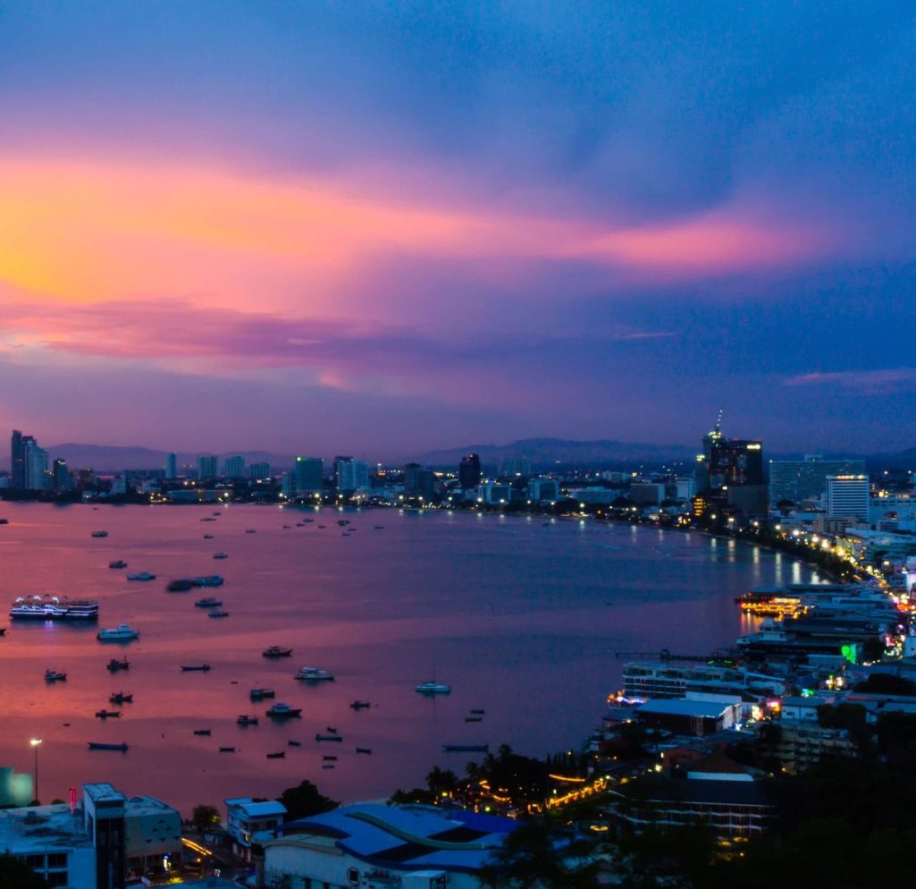 Luftaufnahme von Pattaya bei Nacht mit Blick auf den Golf von Thailand.