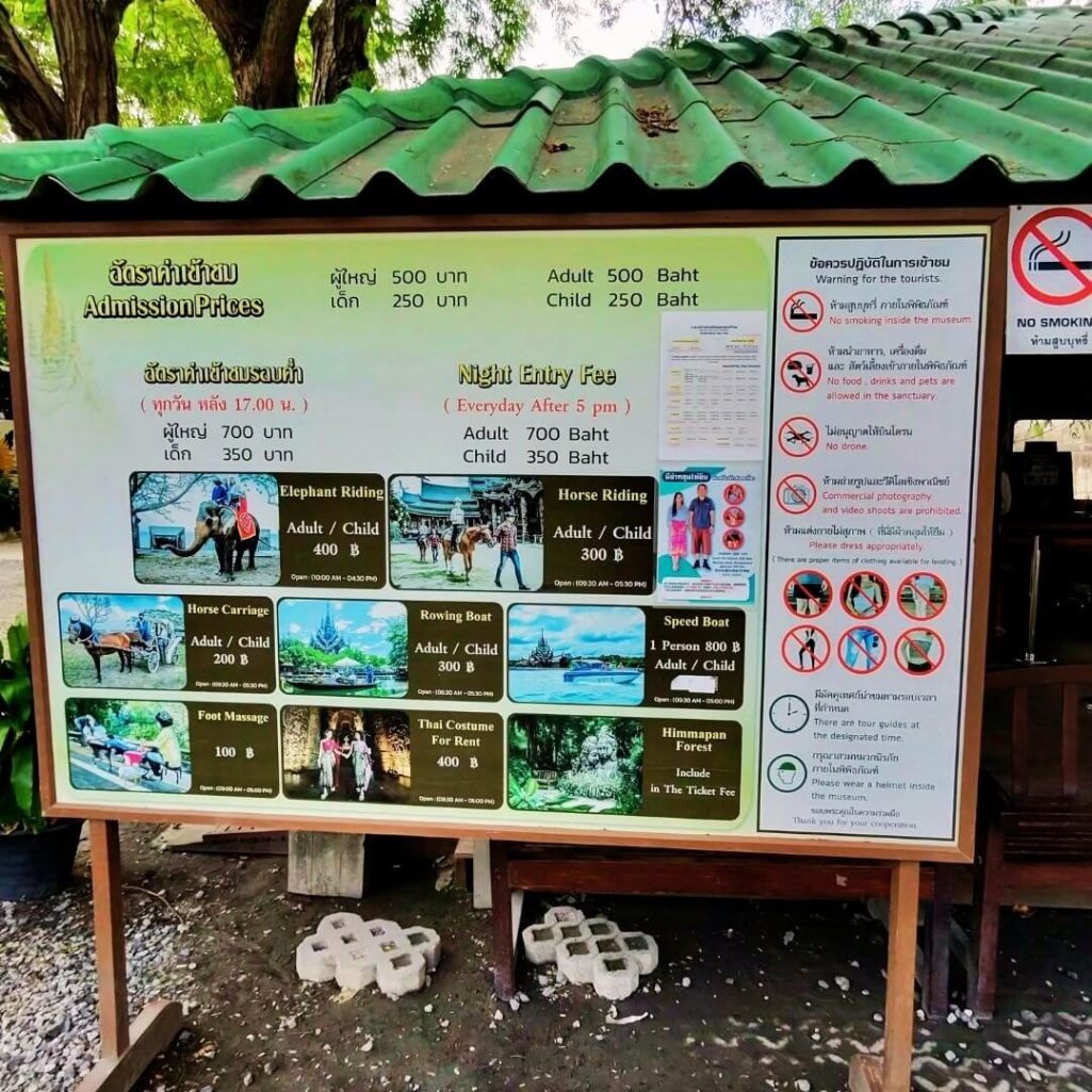 Preistafel Sanctuary of Truth Pattaya, Thailand Infotafel am Eingang des Sanctuary of Truth in Pattaya mit aktuellen Eintrittspreisen, Zusatzangeboten und Besucherhinweisen.