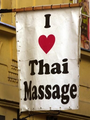 Schild mit 'I Love Thai Massage' in Pattaya