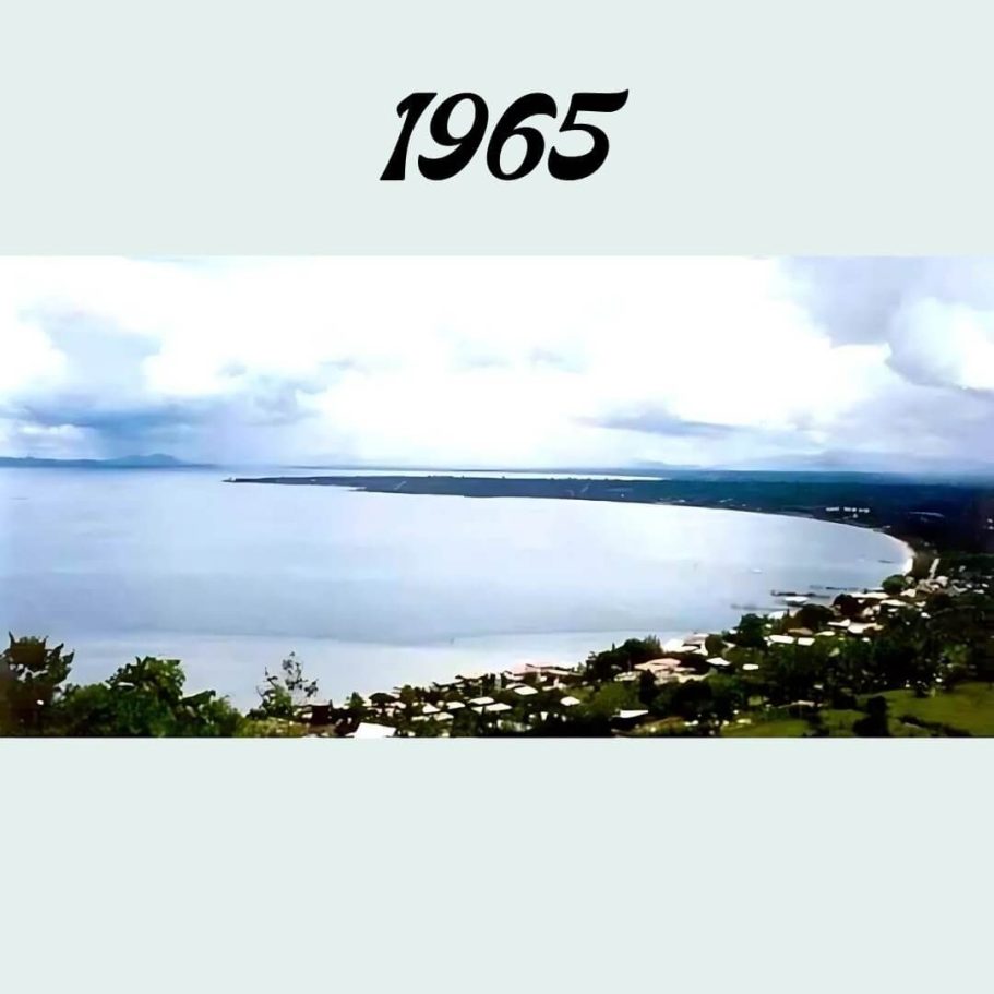 Pattaya Gesichte Viewpoint 1965: Die unberührte Bucht Pattaya Bay 1965: Blick vom Viewpoint auf die naturbelassene Küstenbucht mit vereinzelten Siedlungen am Ufer