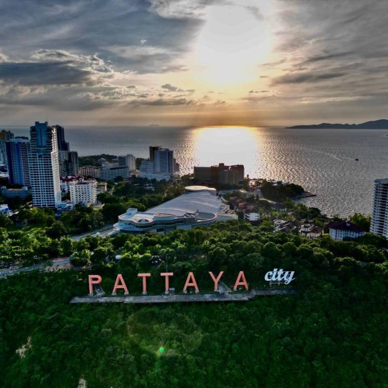Panoramablick auf Pattaya mit Sonnenuntergang über dem Meer