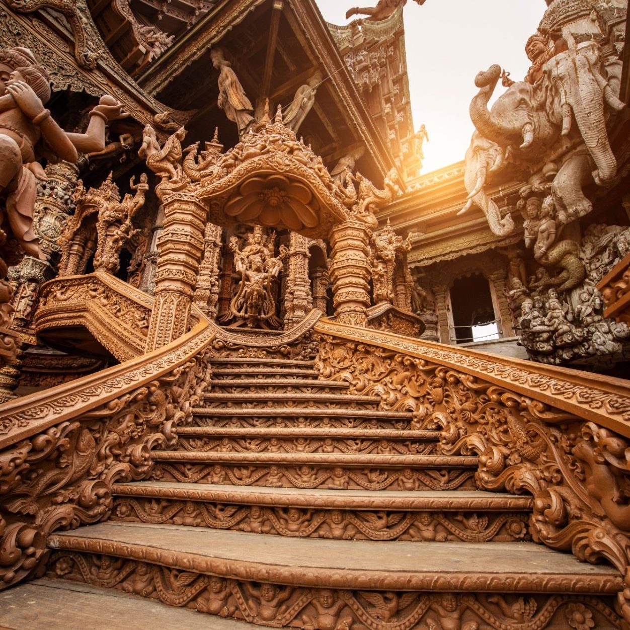 Detailaufnahme der geschnitzten Holzfassade des Sanctuary of Truth in Pattaya