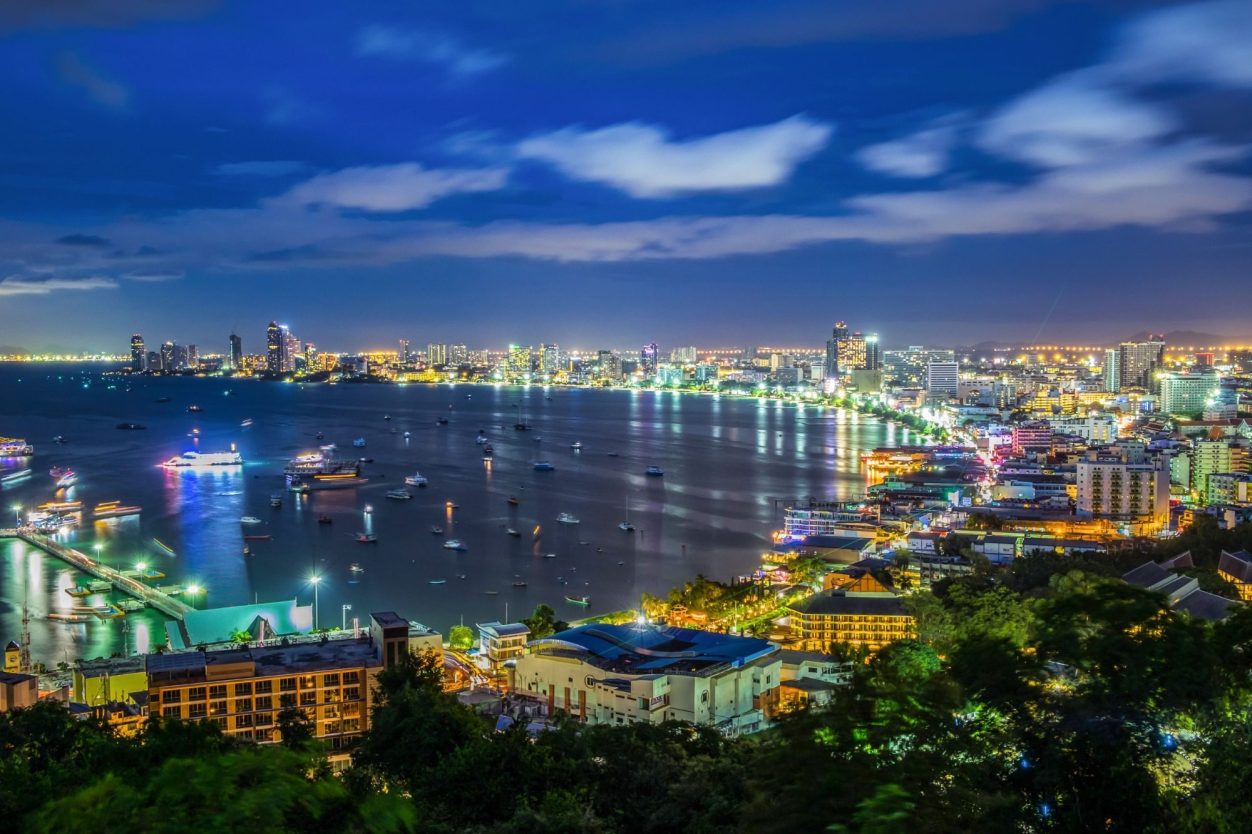 Nachtaufnahme der beleuchteten Skyline von Pattaya, Thailand, vom City Viewpoint