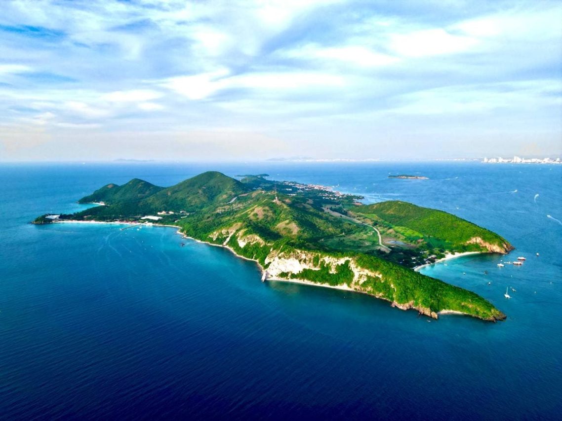 Luftaufnahme von Koh Larn, einer tropischen Insel in der Nähe von Pattaya, Thailand, mit grünen Hügeln und klarem, blauem Meer