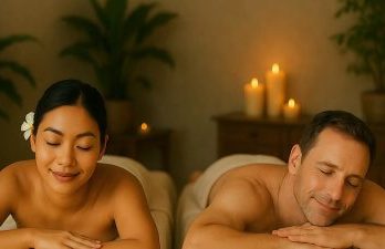 Ein Mann und eine Frau genießen eine Paar-Massage in einem Wellness-Salon mit entspannter Atmosphäre und natürlichem Ambiente in Pattaya, Thailand Entspannung pur – Paar bei traditioneller Thai-Massage in Pattaya
