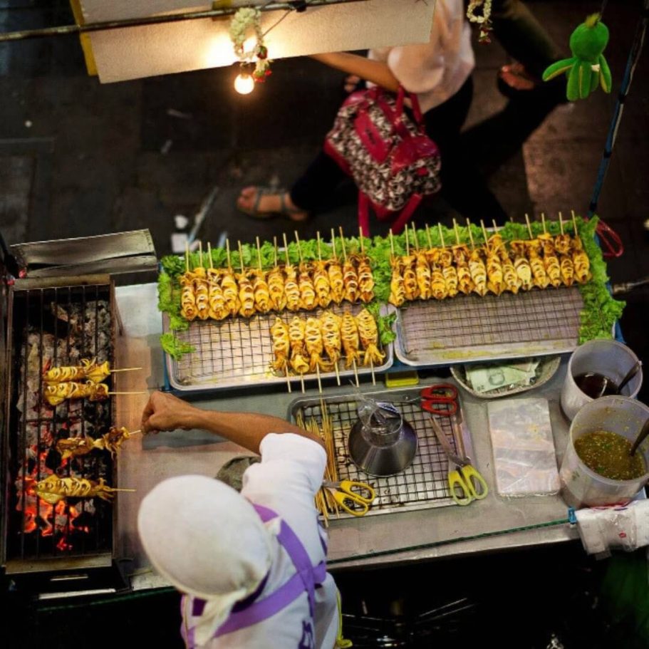Gegrillte Tintenfischspieße – Streetfood-Highlight in Pattaya, Thailand Tintenfischspieße auf einem Streetfood-Stand in Pattaya, Thailand, frisch zubereitet auf einem Holzkohlegrill.