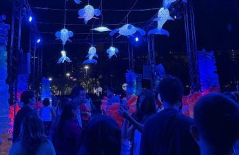 Lichterzauber beim Pattaya Festival Besucher beim Pattaya Lighting Festival – leuchtende Installationen und farbenfrohe Atmosphaere bei Nacht