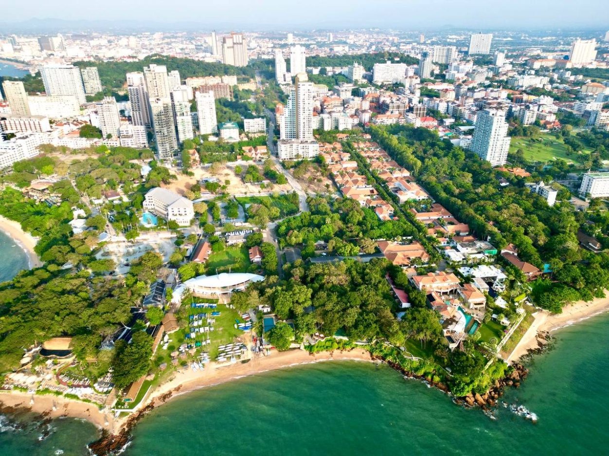 Blick auf Pattaya Beach und die Stadt, Thailand, bei strahlendem Wetter, perfekte Bedingungen für die beste Reisezeit