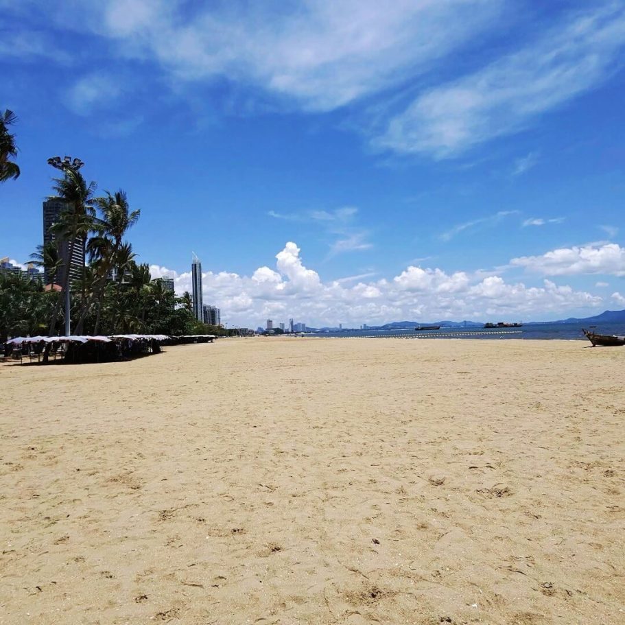 Jomtien Beach Low Season März bis Mai endlose Strände fast allein Jomtien Beach in der Low Season mit endlosem leeren Sandstrand unter blauem Himmel mit weißen Wolken
