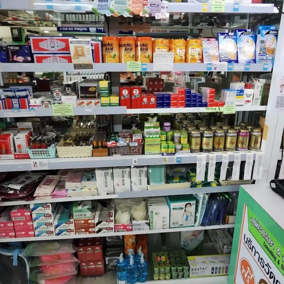 Siri Pharmacy Pattaya – Medikamente und Gesundheitsprodukte im Ueberblick Medikamentenregal in der Siri Pharmacy Jomtien Pattaya mit großer Auswahl an Arzneimitteln und Gesundheitsprodukten