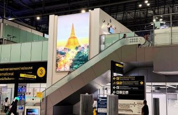 Zurueckfliegen – guenstige Rueckflüge sichern Rolltreppe zu den internationalen Abflügen am Flughafen Bangkok – der letzte Schritt vor dem Rueckflug nach Hause
