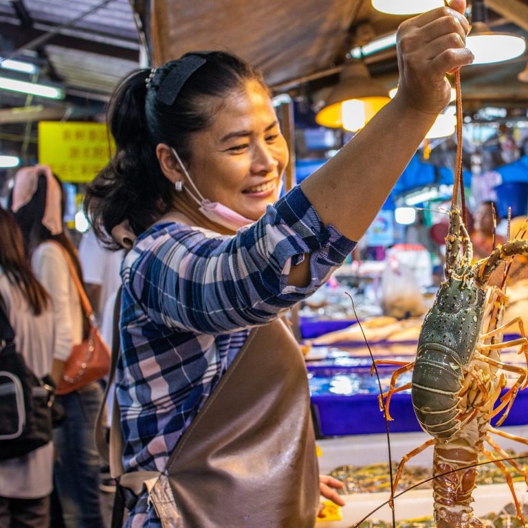 Frau auf dem Pattaya Night Bazaar mit frischen Meeresfrüchten