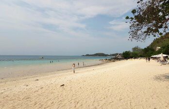 Inselhopping ab Pattaya: Traumhafte Straende und Abenteuer Weißer Sandstrand mit türkisblauem Wasser und tropischer Vegetation an der Küste von Koh Larn