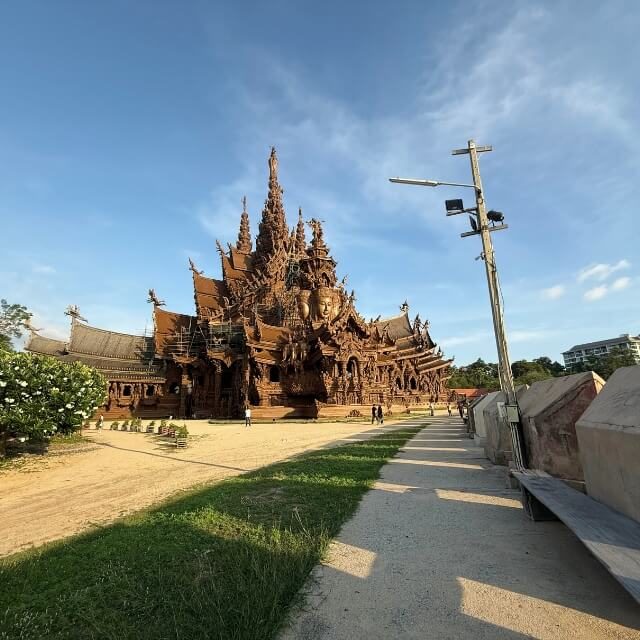 Sanctuary of Truth Holzbauwerk Sanctuary of Truth Holzbauwerk mit aufwendigen Schnitzereien und Weg im Außenbereich unter blauem Himmel