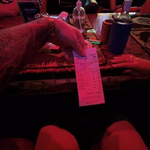 Barrechnung im Nachtleben von Pattaya Rechnung auf einem Bartresen im Pattaya Nachtleben bei rotem Licht