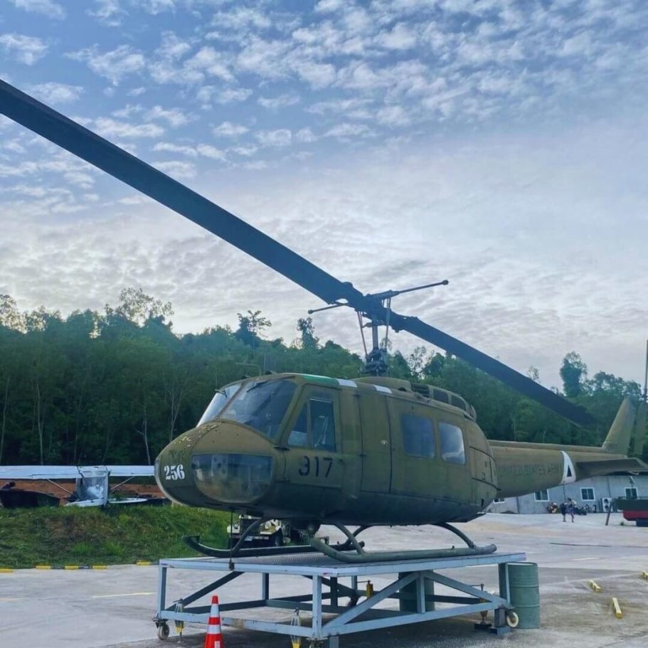 Vietnamkriegs-Relikt: Huey-Hubschrauber im Coffee War 331 Bell UH-1 'Huey' Vietnamkriegs-Hubschrauber mit der Nummer 917 auf der Tür, aufgestellt auf einem Metallgestell im Coffee War 331 Station