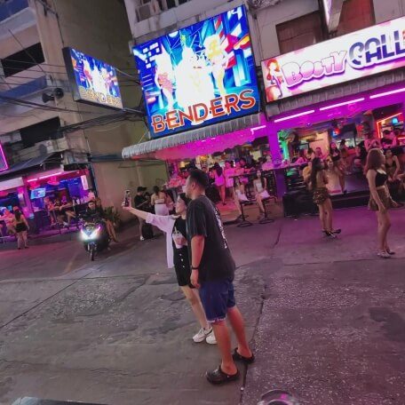 Soi 6 Nachtleben in Pattaya Soi 6 in Pattaya bei Nacht mit beleuchteten Bars, Schildern und Menschen auf der Straße