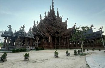 Luftaufnahme des Sanctuary of Truth in Pattaya – Thailand Luftaufnahme des Sanctuary of Truth in Pattaya, umgeben von Meer und Stadt-Skyline.