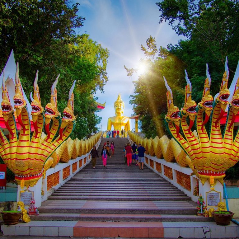 Der große Buddha im Wat Phra Yai, Pattaya