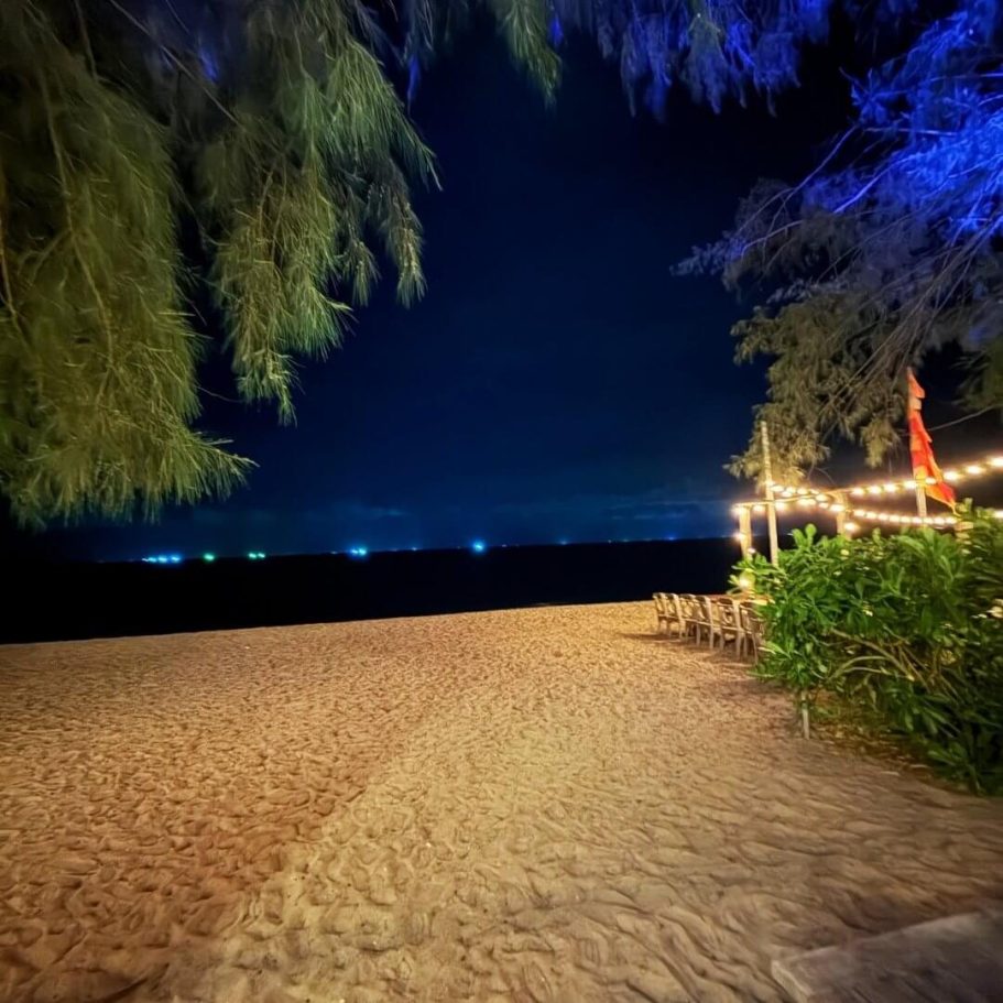 Dinner am Strand im Blue Dragon Pattaya mit Blick aufs Meer Blue Dragon in Pattaya bei Nacht mit direktem Meerblick und stimmungsvoller Beleuchtung
