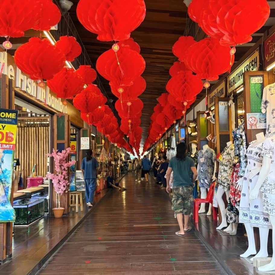 Floating Market Pattaya Thailand mit Laternen und Souvenirs Einkaufsstrasse im Floating Market Pattaya mit roten Laternen und Schaufensterpuppen