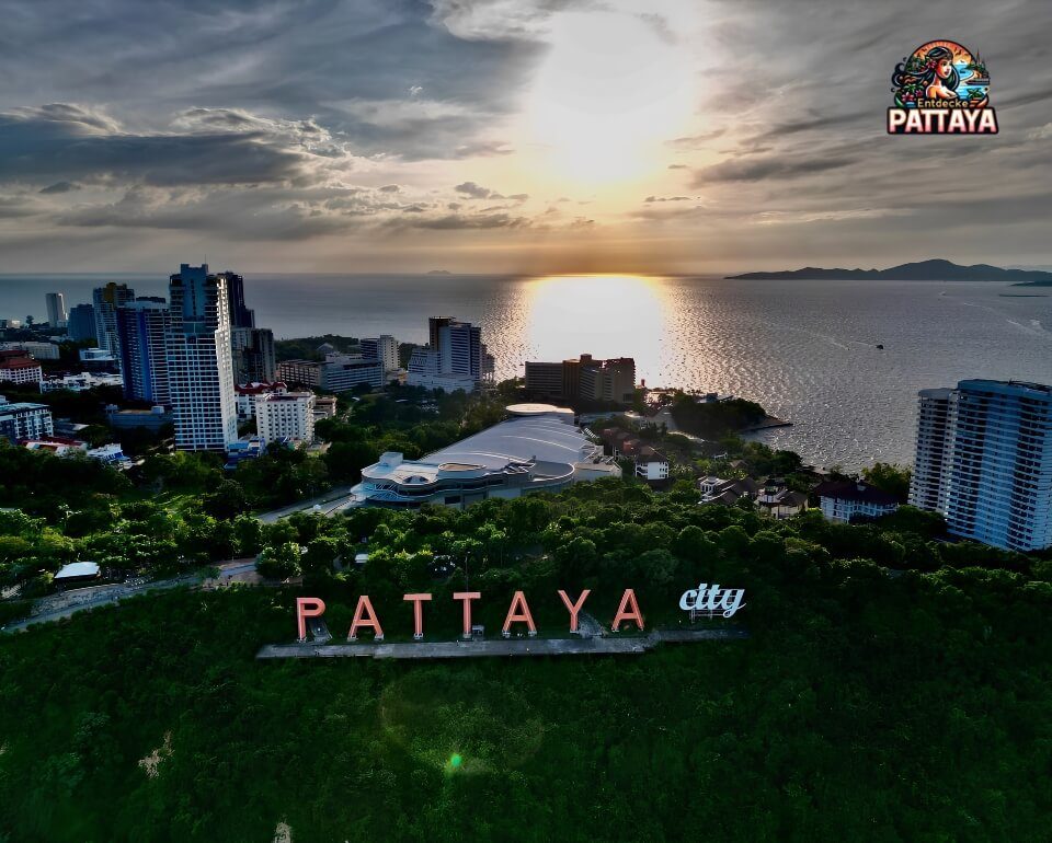 Pattaya Skyline bei Sonnenuntergang Luftaufnahme von Pattaya bei Sonnenuntergang mit Skyline, Bucht und Pattaya City Schriftzug
