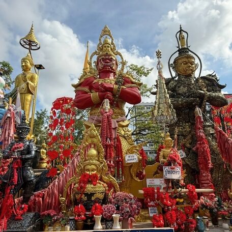 Schrein in Pattaya Schrein mit bunten Figuren, Blumen und Opfergaben