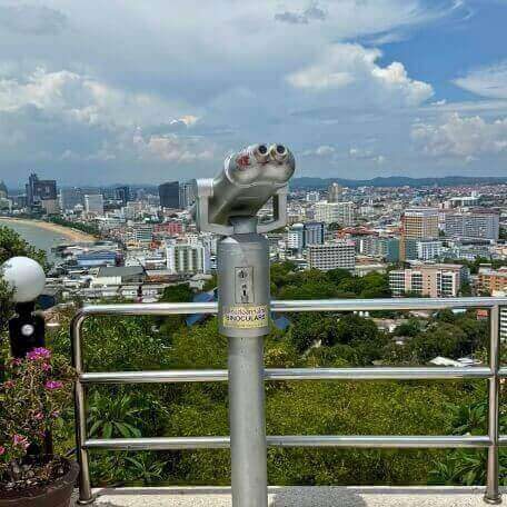 Pattaya Viewpoint mit Blick über die Stadt Aussicht über Pattaya vom Viewpoint mit fest installiertem Fernglas