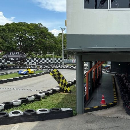 Easy Kart Rennstrecke in Pattaya Easy Kart Rennstrecke mit Kurven, Reifenbegrenzung und Start Ziel Bereich