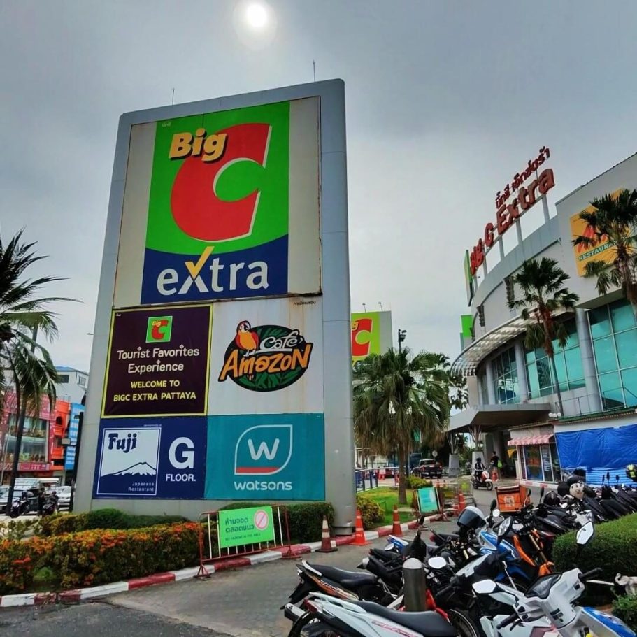 Big C Extra Pattaya – Supermarkt für Food und Haushaltswaren Eingangsbereich vom Big C Extra in Pattaya mit großem Werbeschild und Motorradparkplatz