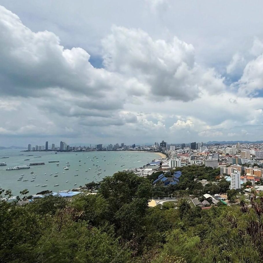Pattaya Geschichte Viewpoint: Stadtpanorama 2025 Panoramablick auf Pattaya Bay und die Skyline vom Viewpoint aus, Jahresmitte 2025