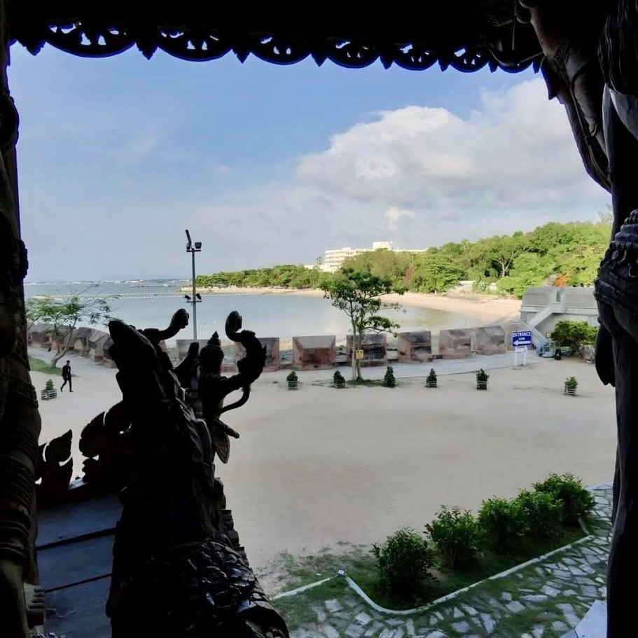 Aussicht vom Sanctuary of Truth auf Wong Amat Beach Blick vom Sanctuary of Truth auf den Wong Amat Beach in Pattaya mit Küstenlinie und Meer im Hintergrund