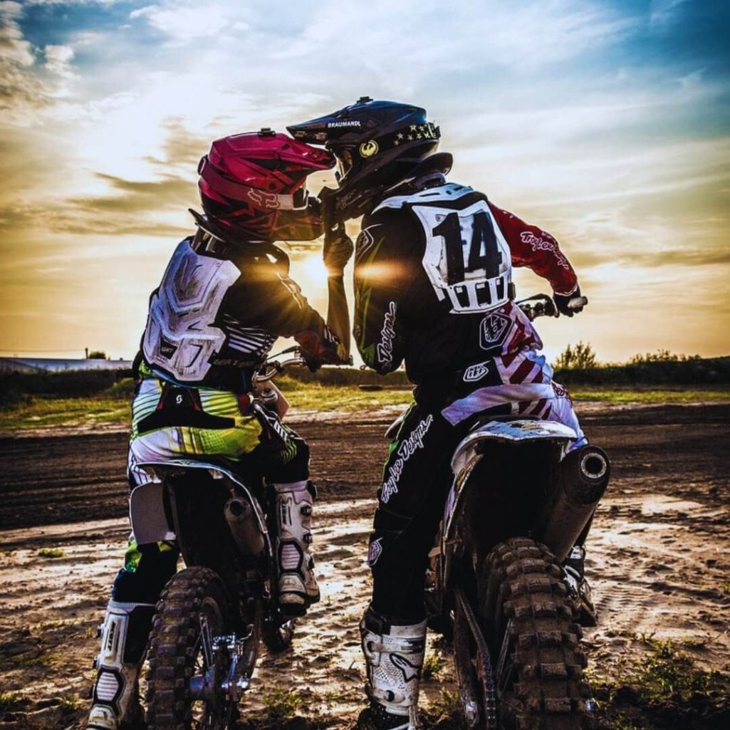 Ein Pärchen auf Motocross-Bikes beim Sonnenuntergang in Pattaya, Thailand, bereit für ein aufregendes Off-Road-Abenteuer.