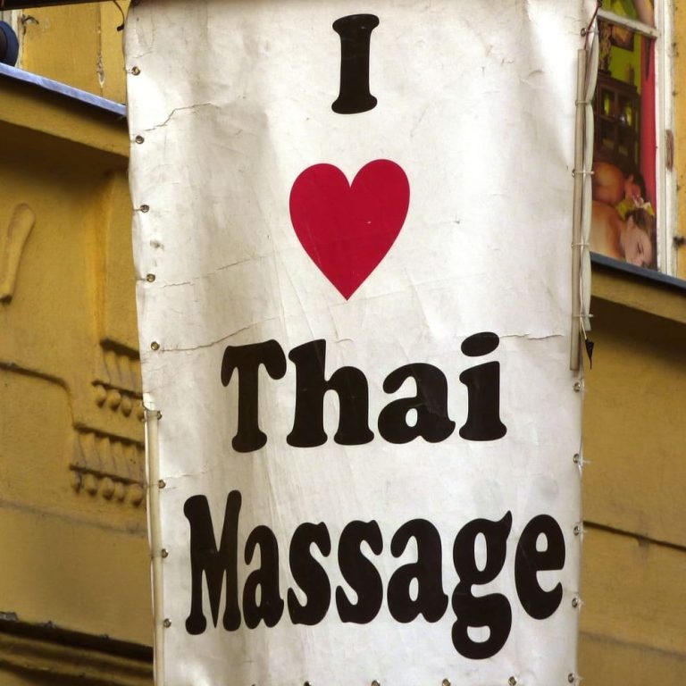 Schild mit 'I Love Thai Massage' in Pattaya