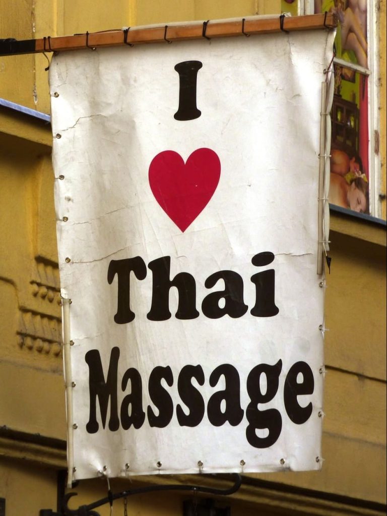 Schild mit 'I Love Thai Massage' in Pattaya