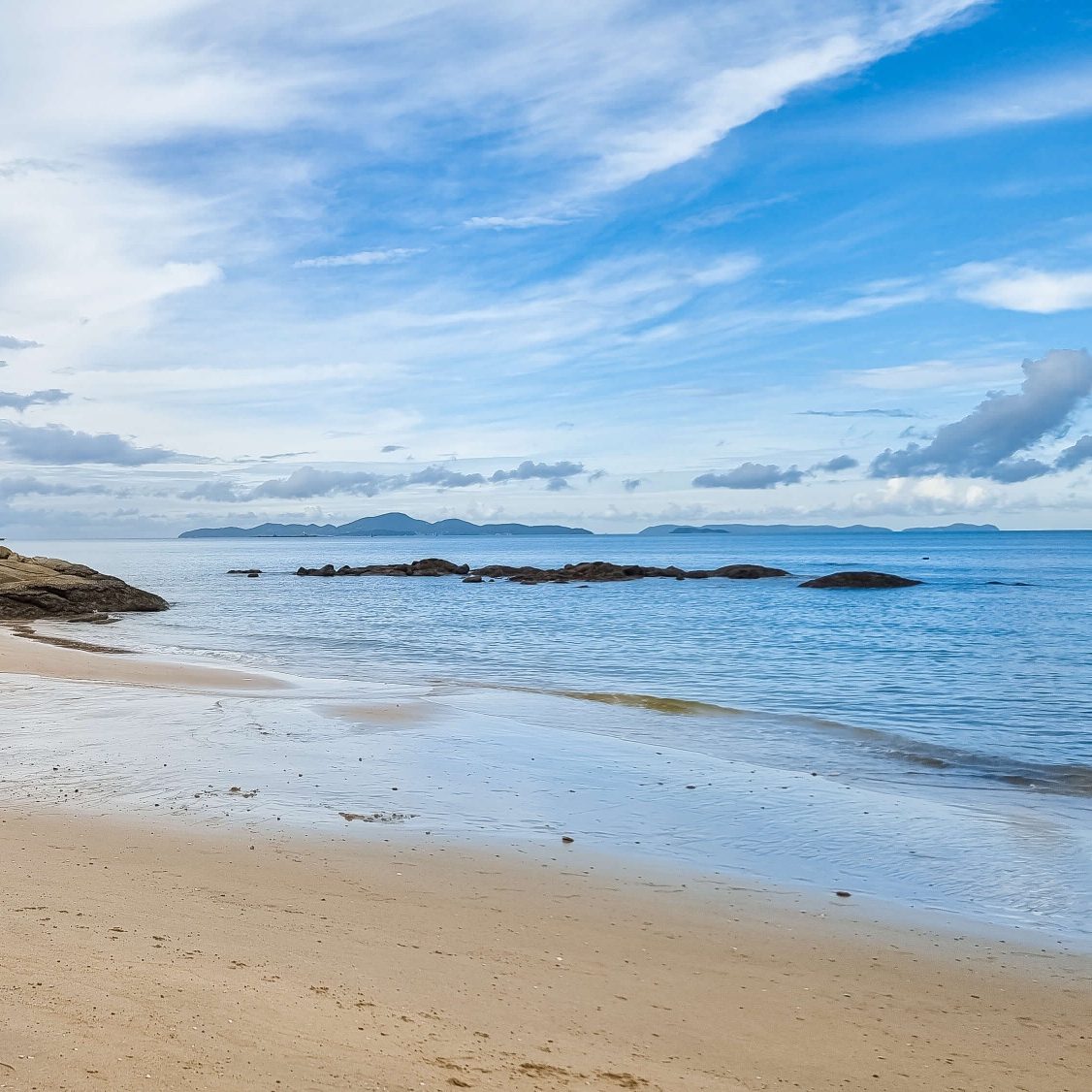 Die Landschaft am Wong Amat Beach in Pattaya, Thailand, mit klarem Wasser und ruhigem Ambiente.