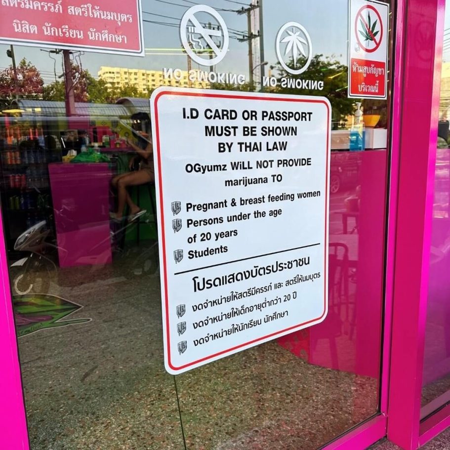Strikte Regeln im legalisierten Cannabis-Markt Thailands Hinweisschild an einem Cannabis-Shop in Thailand mit Ausweispflicht und Verkaufsverboten für Schwangere, Stillende, Personen unter 20 Jahren