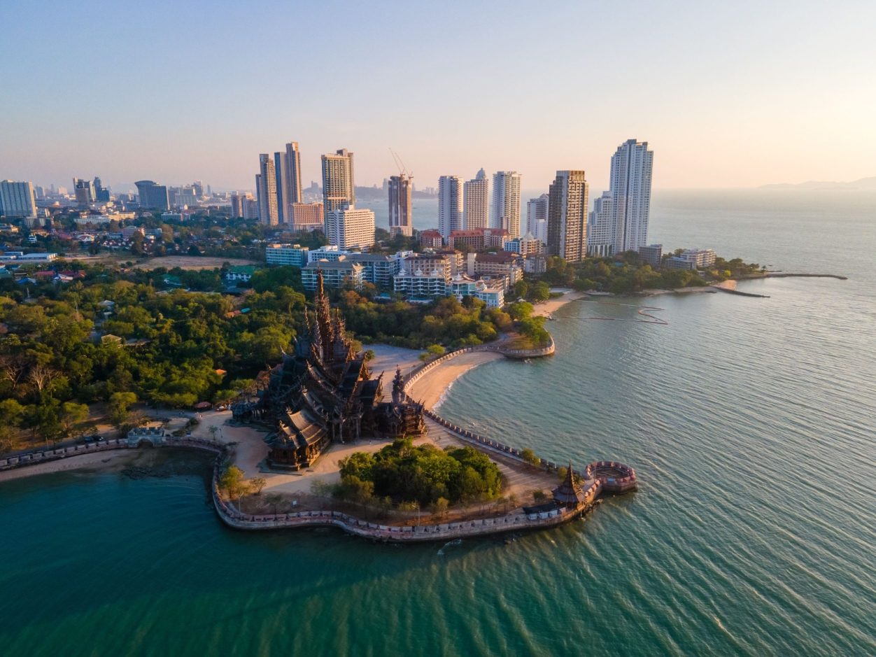 Vogelperspektive auf das Sanctuary of Truth in Pattaya, Thailand, ein hölzerner Tempel am Meer