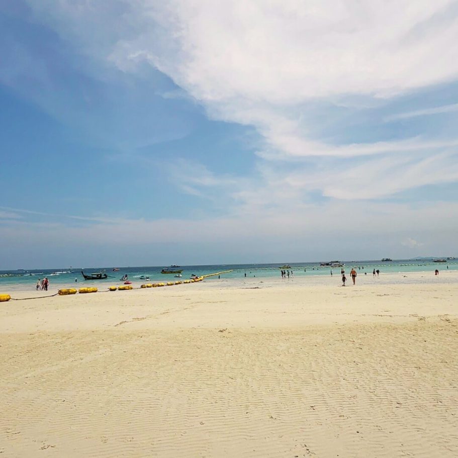 Tawaen Beach Koh Larn High Season November bis Februar Weißer Sandstrand am Tawaen Beach auf Koh Larn mit türkisblauem Wasser und Longtail Booten bei perfektem Wetter in der High Season