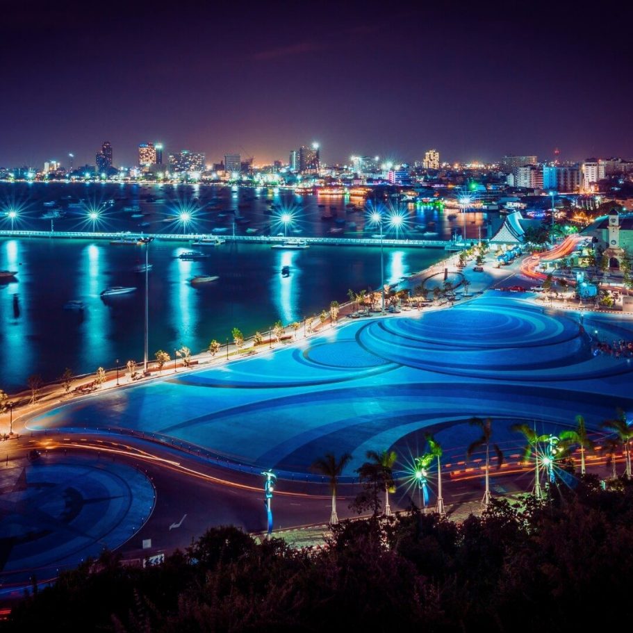 Panoramablick bei Nacht vom Khao Pattaya View Point auf die beleuchtete Stadt und die Bucht von Pattaya.