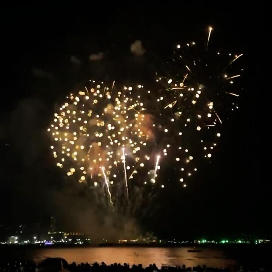 Pattaya Fireworks Festival an der Beach Road Großes Feuerwerk bei Nacht über dem Meer beim Pattaya Fireworks Festival an der Beach Road