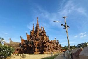 Sanctuary of Truth von hinten entdecken Rückansicht des Sanctuary of Truth in Pattaya, aufgenommen vom Gartengelände bei Tageslicht