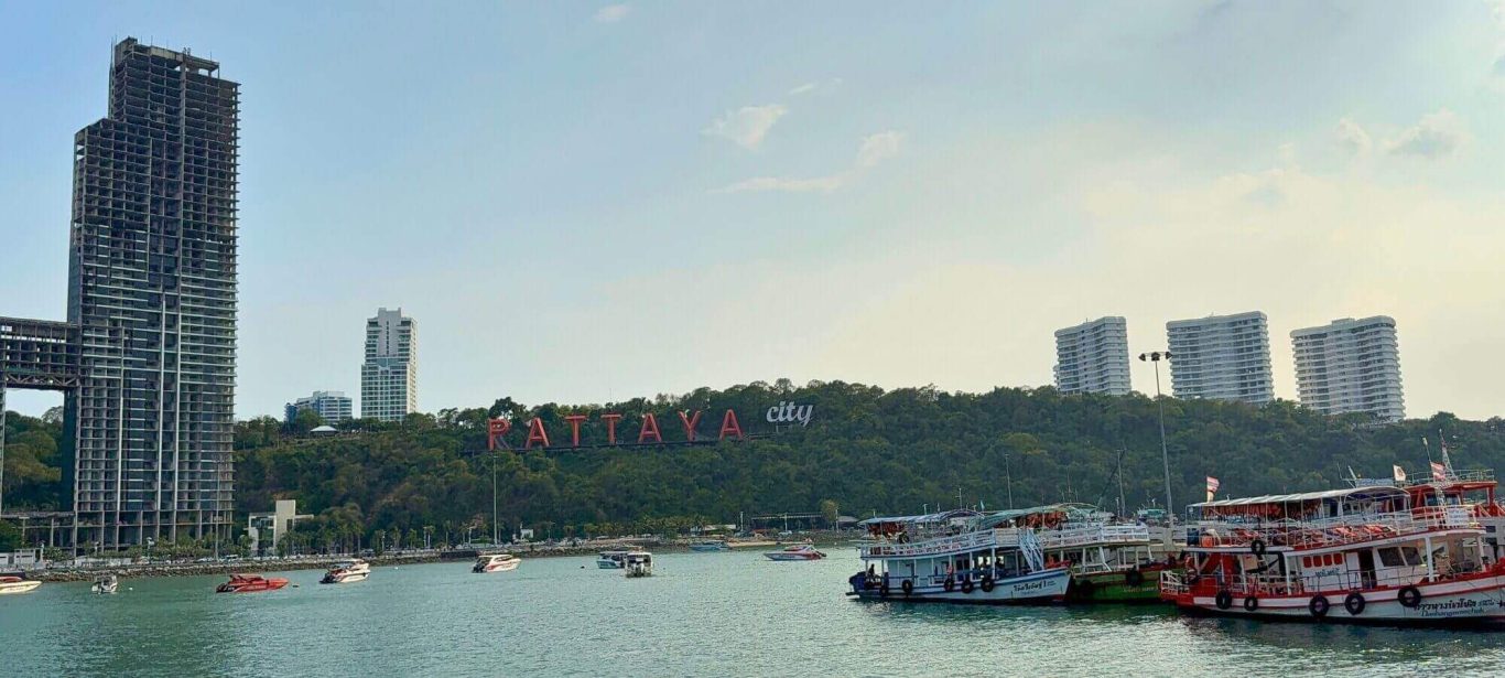 Blick über die Pattaya Bay mit Pattaya City Schriftzug Pattaya Bay mit Booten, Hochhäusern und Pattaya City Schriftzug am Hang